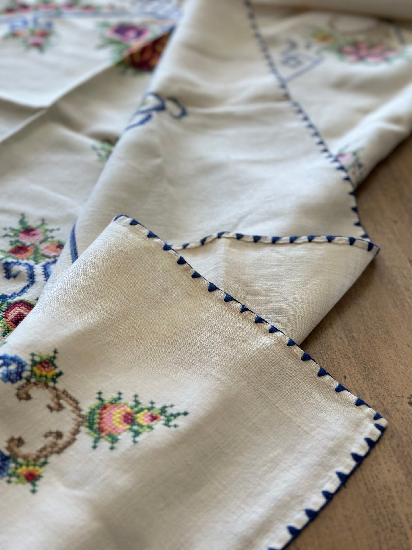 Vintage Hand Emb'd Floral Table Cloth & Napkins