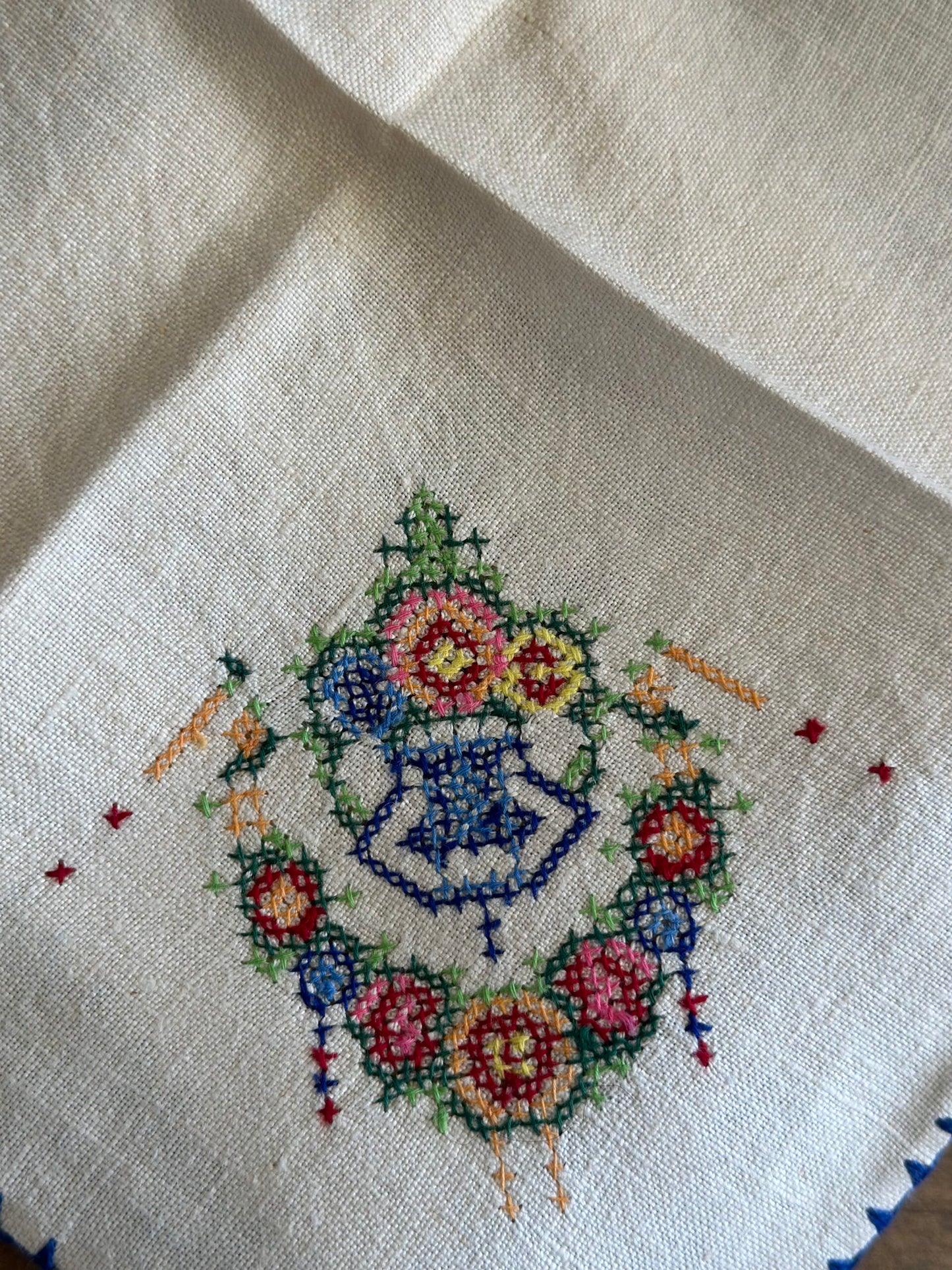 Vintage Hand Emb'd Floral Table Cloth & Napkins