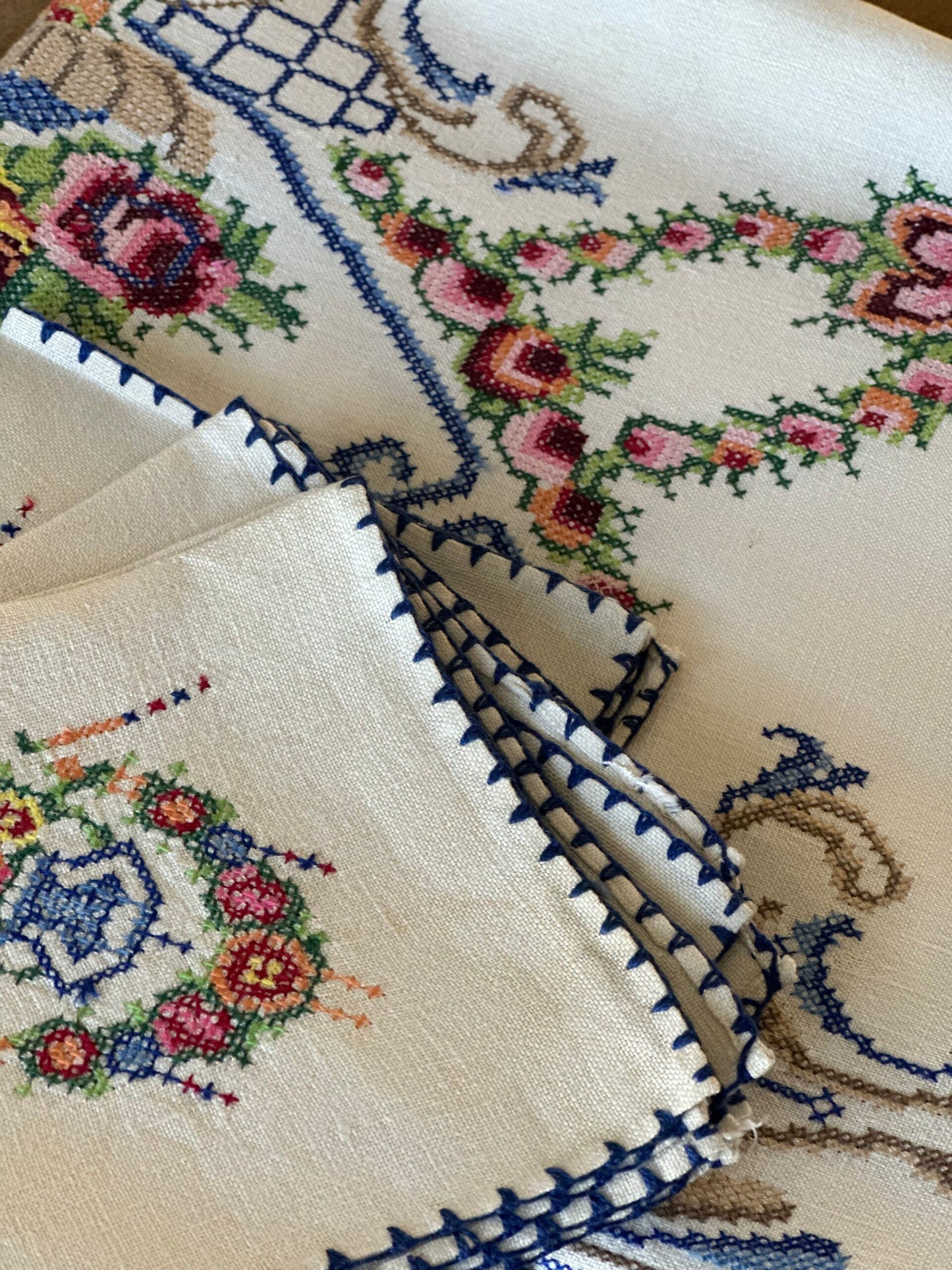Vintage Hand Emb'd Floral Table Cloth & Napkins