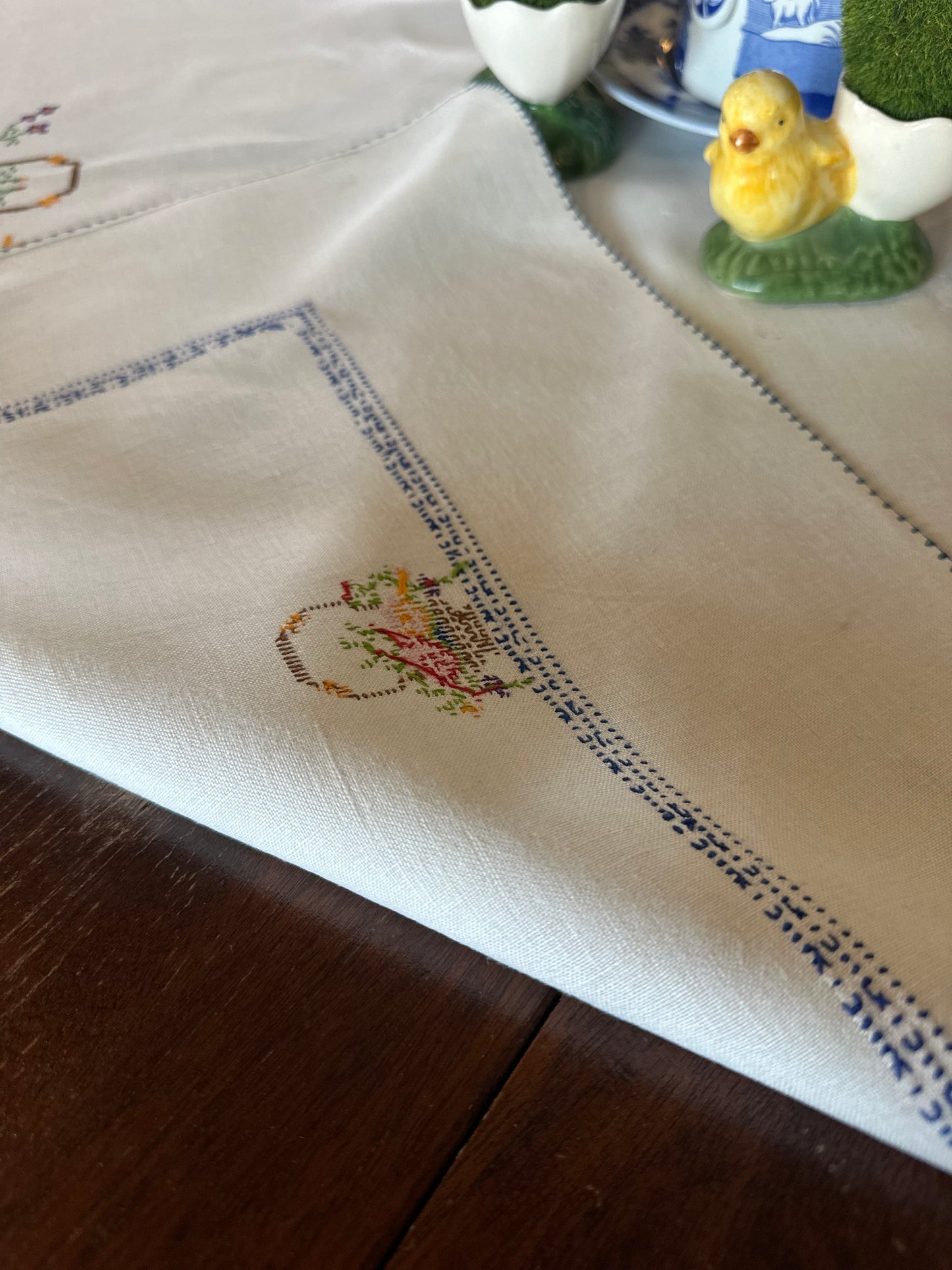 Vintage Basket Embroidered Table Square & Napkins (6)